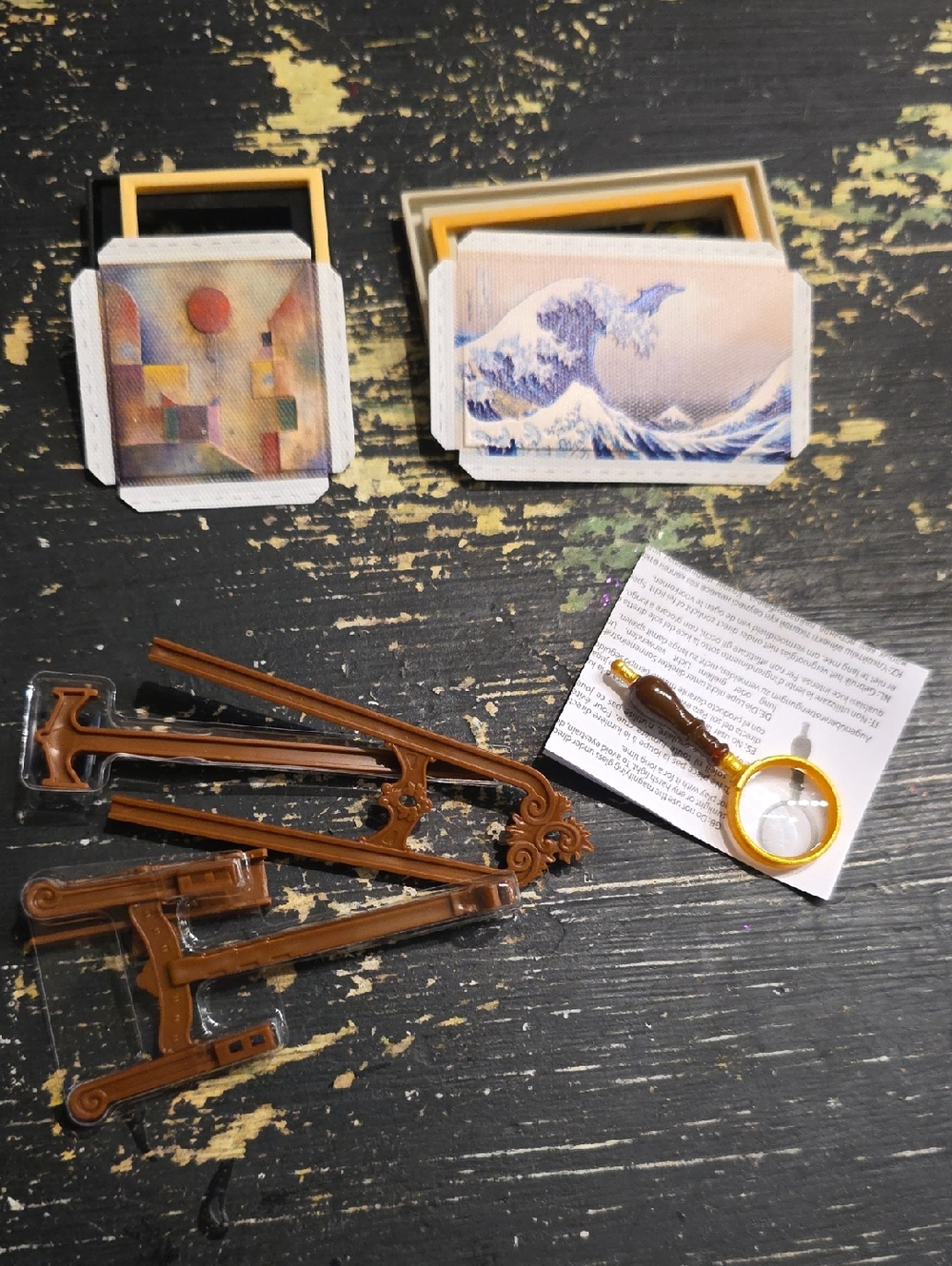 Minibrands Miniature Easel and Magnifying Glass Playset - Brown & Gold